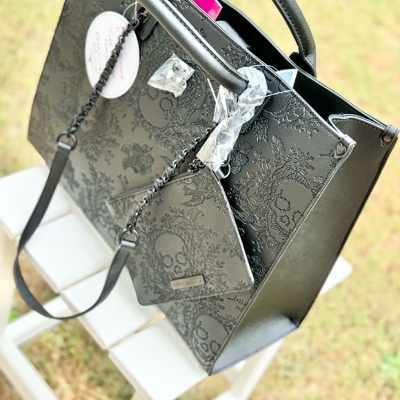 Betsey Johnson "skulltatstic"  black skull 2 PC large tote with wristlet XOKIARA - Picture 3 of 10